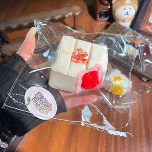 Jouet Squishy Série Chocolat : Tarte au Chocolat Ludique en Silicone Alimentaire, Sensoriel, Anti-Stress, Mignon et Doux pour la Décompression - Product Image 4