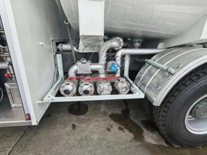 Fabricant leader de camions-citernes Howo 20000L, véhicule de soutien au sol pour aéroport à volume personnalisé - Product Image 4