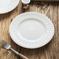 Assiette en céramique blanche pure de style européen, assiette à salade embossée, de qualité alimentaire écologique, pour restaurants occidentaux de luxe