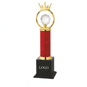 Trophée portable en métal moulé sous pression avec colonne rouge et couronne dorée, modèle 745, pour reconnaissance sportive, base en bois, gravure possible - Product Image 1