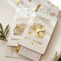 Invitation de mariage personnalisée élégante sur le thème du passeport, en blanc, avec cartes d'embarquement et étiquettes d'avion en acrylique miroir