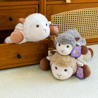 RJ 2027 Peluche Mouton du Nouvel An Chinois, Adorable Mascotte du Zodiaque, Poupon Agneau en Position Allongée, Doux et Cuddly, Animal de la Ferme, Pendentif Cadeau