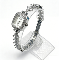 Montre-bracelet à quartz intemporelle tendance 2025 avec cadran en nacre blanc perle, accents de zircon taille marquise transparente et cristaux pavés