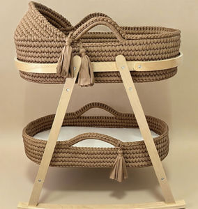 Handgemaakte moderne design Mozesmand van katoenen touw, geweven babybedje, gestreept, geweven mandje voor pasgeborenen met houten handvat, gehaakt wiegje - Product Image 1