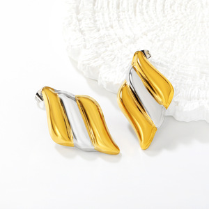 Boucles d'oreilles clous géométriques colorées en alliage de zinc, bijoux de fête tendance, design irrégulier, haut de gamme, doré argenté 18 carats - Product Image 2