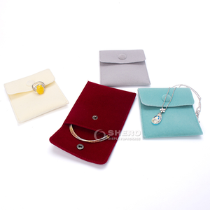 Shero Jewelry Pochette en velours Pochette d'organisation de bijoux Pochette en velours avec bouton - Product Image 1