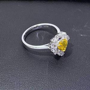 แหวนแซฟไฟร์สีเหลืองธรรมชาติทรงฮาโล่ ทองคำขาว 18K ประดับด้วยแซฟไฟร์สีขาว 15 เม็ด น้ำหนักรวม 0.918 กะรัต แหวนพลอยทรงฮาโล่ลายดอกไม้สำหรับสุภาพสตรี - Product Image 5