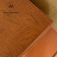 Table d'appoint carrée moderne en chêne massif avec plateau en bois parquet et base en bloc, table d'appoint minimaliste en bois pour salon, chambre et hôtel