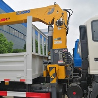 La roue 4x2 Howo de Sinotruk LHD 6 a monté le camion de grue avec la grue d'ascenseur hydraulique 6.3 tonnes