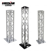 Le DJ allumant la botte en aluminium de totem de tour de botte mobile pour des événements