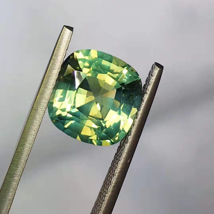 Gemma sciolta di vanadio-crisoberile naturale da 5,24 ct