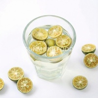 Assaisonnement acidulé naturel faible en calories, demi-agrumes lyophilisés pour une cuisine saine et des aliments diététiques, demi-lime verte lyophilisée coupée