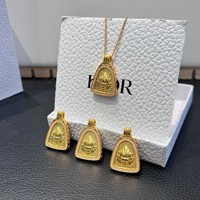Pendentif Dieu de la Richesse en Or 18 carats, Résine Cuivrée, Chaîne en Bambou Triangulaire, Collier Clavicule Luxe Léger Haut de Gamme Polyvalent