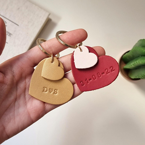Llavero Personalizado de Cuero PU en Forma de Corazón con Iniciales Grabadas, Porta Llaves para Auto, Regalo de Aniversario Romántico - Product Image 3