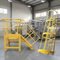Plateforme de travail en fibre de verre jaune, échelle industrielle avec garde-corps et escalier pour l'entretien en usine
