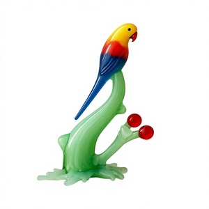 Figura de Loro de Vidrio Soplado a Mano con Rama Verde y Bayas Rojas, Tema Animal, Decoración de Pascua de Rajastán - Product Image 1