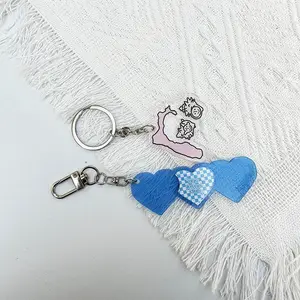 Porte-clés en acrylique transparent personnalisé avec épingle à breloque époxy dessin animé Porte-clés mousqueton en bois à impression UV et offset avec logo