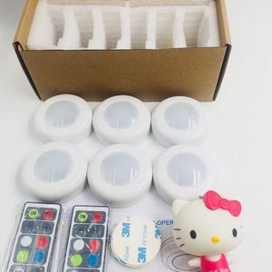 Lot de 6 lampes LED sans fil avec télécommande RGB pour éclairage sous armoire et placard - Product Image 2