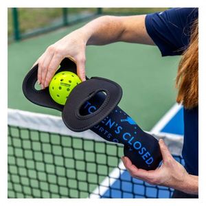 Balles de pickleball dans un sac à vin, cadeau idéal pour les amateurs de pickleball - Product Image 1