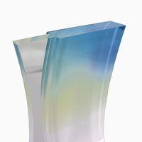 Trofeo de Acrílico Curvo Moderno con Diseño en Degradado Azul y Logotipo Personalizado para Recuerdos Corporativos