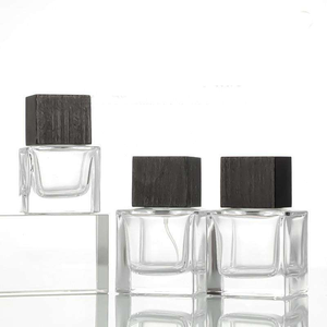 Botella de Perfume Cuadrada de Vidrio de Lujo de 50 ml con Tapa de Madera - Product Image 2