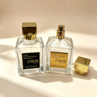 Flacon carré en verre de 50 ml avec logo personnalisé, vaporisateur à fine brume, couleur rouge, étiquette estampée à chaud et capuchon doré brillant.