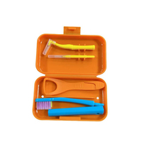 Kit de soins bucco-dentaires orthodontiques de poche 4-en-1, brosse à dents portable avec nettoyeur de bretelles et étui en PP, prend en charge l'impression de logo personnalisé