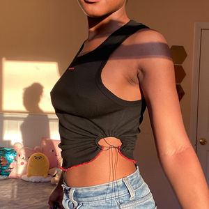 Top Corto in Cotone Personalizzabile con Logo per Donna, Alta Qualità, Streetwear Estivo, Ricamo Disponibile, Bianco e Nero, Costolato - Product Image 4