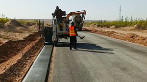 Grande machine à paver à coffrage mobile NC1800 97kW, extrudeuse de barrières en béton, largeur 3000mm, hauteur 1800mm, <span class=keywords><strong>pour</strong></span> l'embellissement routier et la réduction des coûts - Product Image 3