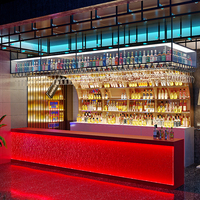 Comptoir d'éclairage de bar-café moderne personnalisé présentoir mural en fer pour hôtels centres commerciaux présentoir à vin créatif en MDF