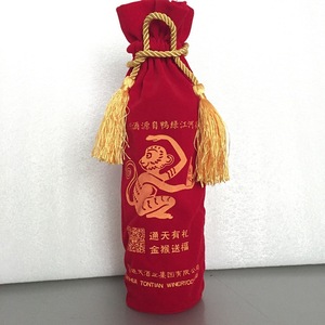 Sac à vin en velours rouge brodé avec cordon de serrage, housse pour bouteille, emballage général écologique - Product Image 1