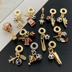 LS-C6197 Pendentif sportif très populaire pour garçon, <span class=keywords><strong>mini</strong></span> batte de baseball, pendentifs chaussures de football, accessoires de valise de voyage, bijoux en laiton - Product Image 1