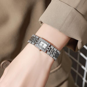 Nouvelle <span class=keywords><strong>Montre</strong></span> <span class=keywords><strong>Bracelet</strong></span> Minimaliste Carrée à Quartz 2026 pour <span class=keywords><strong>Femme</strong></span>, Meilleure Vente Transfrontalière, Métal Tricolore - Product Image 3