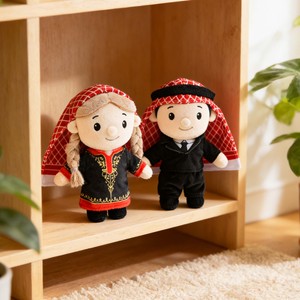 Peluche personnalisée adorable Fille Saoudienne, avec Keffiyeh Rouge et Robe Brodée Or, pour Décoration Intérieure et Articles de Collection - Product Image 2