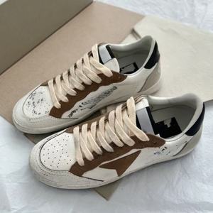 รองเท้าผ้าใบหนังแท้ดีไซน์เนอร์ ระบายอากาศได้ดี สวมใส่ง่าย สีขาว ลายห่าน กันลื่น สวมใส่สบาย สไตล์บอร์ด  สีทอง  สไตล์เดินเล่นแบบสกปรก - Product Image 1