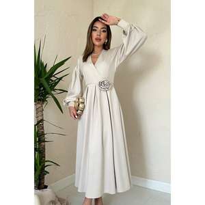 Robe de soirée élégante beige en satin, coupe trapèze, col en V, drapée avec détail rose, taille naturelle - Product Image 2
