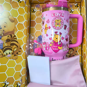 Termo Bear Designs de 40 oz, Taza de Viaje con Diseño de Winnie, de Acero Inoxidable Aislado, con Asa y Pajita - Product Image 6