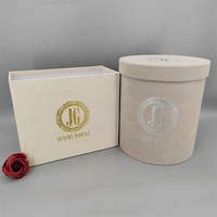 Boîte cadeau ronde carrée personnalisée en velours pour l'emballage de roses avec revêtement UV, finition mate et dorure à chaud, et présentoir