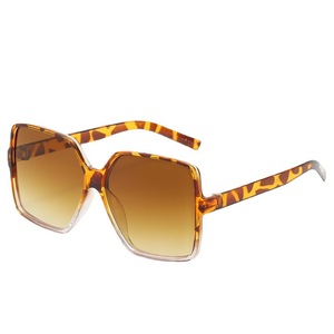Lunettes de soleil tendance surdimensionnées à prix abordable, avec logo personnalisé, grande monture, verres PC dégradés, pour femmes, idéales pour le shopping - Product Image 4