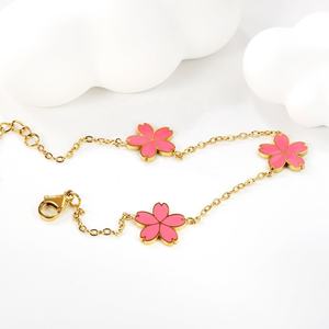 Pulsera Ajustable de Acero Inoxidable con Baño de Oro de 18k y Dijes, Joyería Impermeable para Mujer, Pulsera de Flor Esmaltada Rosa al por Mayor - Product Image 3