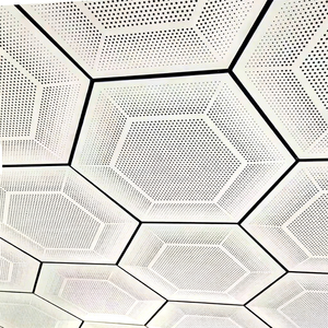 Panel de aluminio perforado personalizado con orificios hexagonales, pantalla metálica decorativa para fachada de entrada - Product Image 1