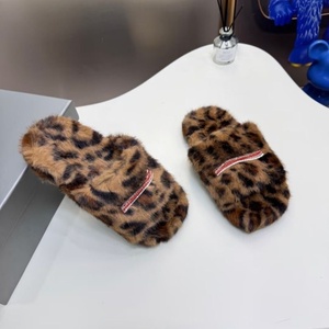 Pantuflas de Plataforma con Bordado de Peluche, Diseño de Lujo 2025, Cálidas para Invierno, Casuales para el Hogar, para Hombre y Mujer - Product Image 2