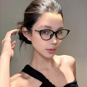 Gafas fotocromáticas estilo ojo de gato coreano para mujer con protección contra la luz azul, montura estrecha de PC y puente medio. - Product Image 3