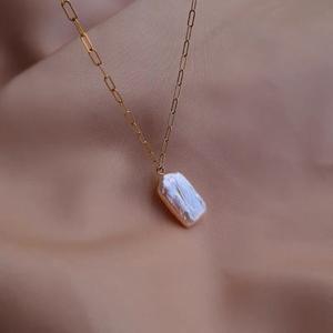 Collar de Perla Barroca Individual Colorida para Mujer, Diseño Retro de Alta Gama con Cadena para Clavícula, Colgante en Forma de Bloque Inspirado en Dulces - Product Image 1