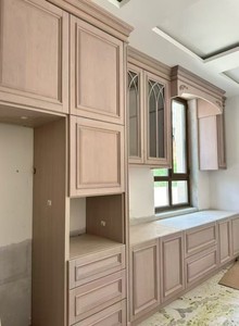 Vidéo de mise à jour d'usine : Échantillon de contrôle qualité de meuble de cuisine en bois massif, armoire en verre sur mesure, sans retouche, avec éclairage intégré (photo réelle) - Product Image 2