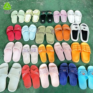 รองเท้าแตะใส่ในบ้าน คละสี จัดส่งแบบสุ่ม ขายส่งจำนวนมาก สำหรับผู้ชายและผู้หญิง ฤดูร้อน มือสอง - Product Image 2
