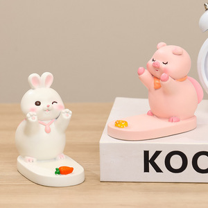 Lindo adorno de resina de panda para escritorio con soporte para teléfono, ideal para regalo de graduación u oficina. - Product Image 4