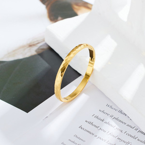 Pulsera de acero inoxidable chapada en oro de 18 quilates que no se deslustra, brazalete de textura Irregular impermeable a la moda para mujer, pulseras y pulseras - Product Image 3