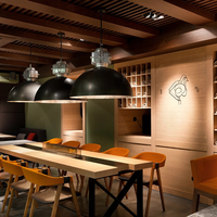 Comptoir de bar multifonctionnel de style minimaliste moderne et luxueux, avec tabourets de bar intégrés.