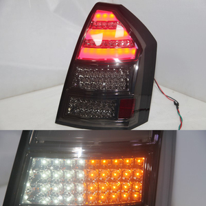2 pièces de feux arrière à LED pour <span class=keywords><strong>Chrysler</strong></span> 300C, années 2005-2008, noir fumé, avec feux de stationnement + marche arrière + feux de position - Product Image 1